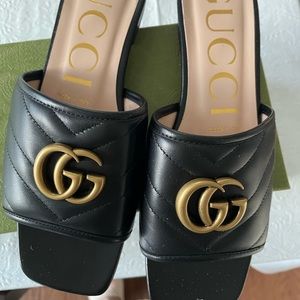 Gucci Jolie leather black with gold GG slide sandals